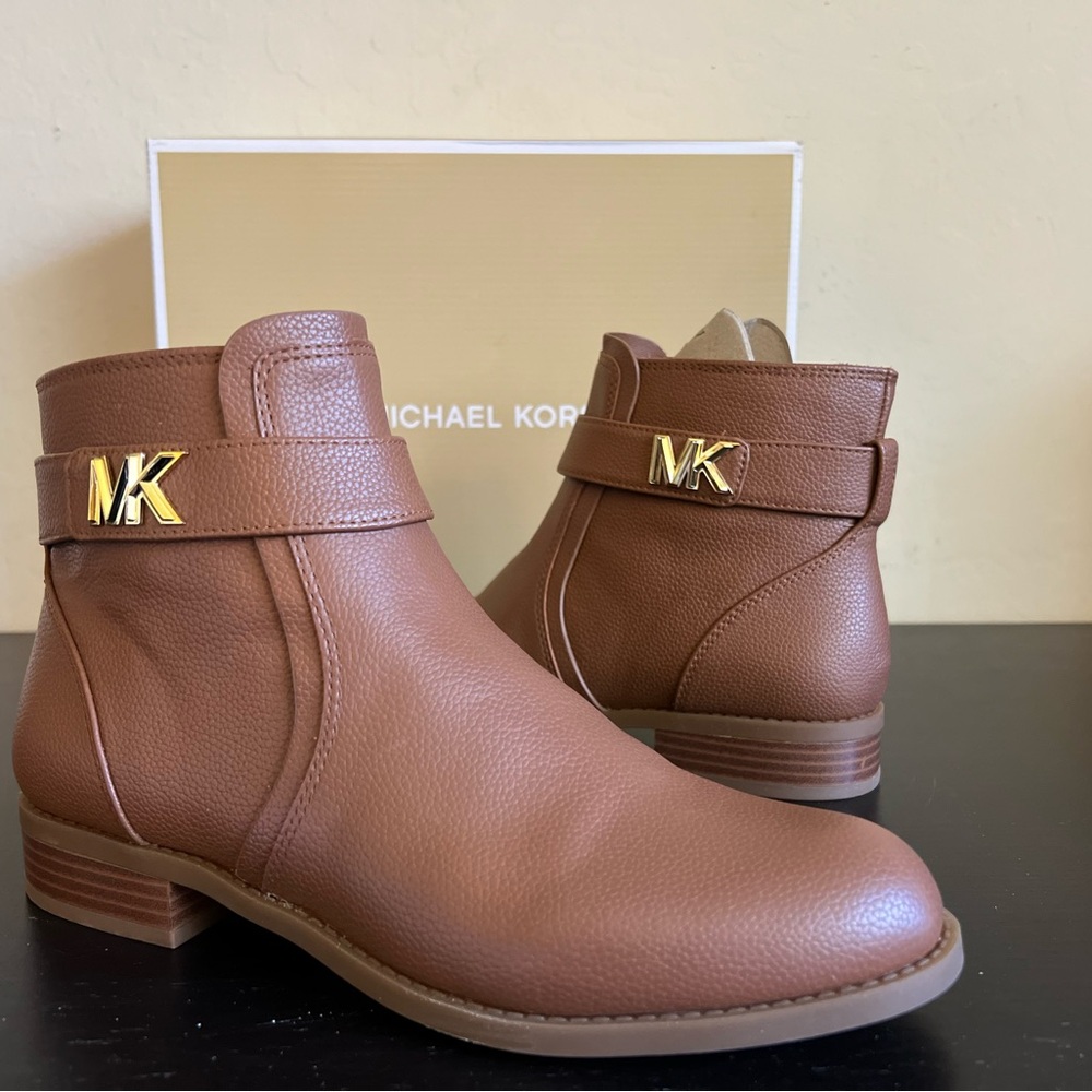 New in a box MICHAEL MICHAEL KORS
Women's Jilly Flat Booties - Picture 5 of 12
